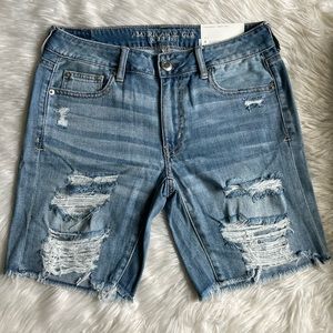 AEO TOMGIRL BERMUDA SHORT :: SIZE 4 :: DISTRESSED DESTROYED :: BLUE JEAN
